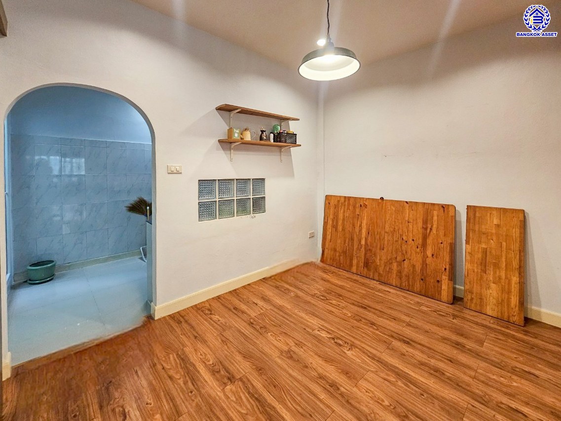 *****ทาวน์เฮ้าส์มือสองนนทบุรี โครงการ พิบูลย์การ์เด้นวิลล์ พิบูลย์สงคราม16 เนื้อที่ 18 ตร.ว. พื้นที่ใช้สอย 140 ตร.ม. ฟังก์ชัน 2 ห้องนอน 2 ห้องน้ำ จอดรถได้ 1 คัน  แถมฟรี! เครื่องปรับอากาศ 4 เครื่อง บนสุดยอดทำเล เชื่อมถนนพิบูลย์สงคราม, ถนนวงศ์สว่าง, ถนนนครอินทร์ และถนนติวานนท์ ใกล้จุดขึ้นทางด่วน "ศรีรัช-วงแหวนรอบนอก" ใกล้รถไฟฟ้า "สถานีแยกติวานนท์"