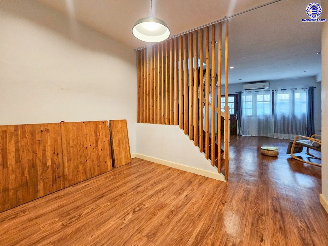 *****ทาวน์เฮ้าส์มือสองนนทบุรี โครงการ พิบูลย์การ์เด้นวิลล์ พิบูลย์สงคราม16 เนื้อที่ 18 ตร.ว. พื้นที่ใช้สอย 140 ตร.ม. ฟังก์ชัน 2 ห้องนอน 2 ห้องน้ำ จอดรถได้ 1 คัน  แถมฟรี! เครื่องปรับอากาศ 4 เครื่อง บนสุดยอดทำเล เชื่อมถนนพิบูลย์สงคราม, ถนนวงศ์สว่าง, ถนนนครอินทร์ และถนนติวานนท์ ใกล้จุดขึ้นทางด่วน "ศรีรัช-วงแหวนรอบนอก" ใกล้รถไฟฟ้า "สถานีแยกติวานนท์"