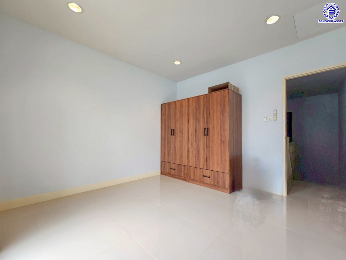 *****ทาวน์เฮ้าส์มือสองนนทบุรี โครงการ พิบูลย์การ์เด้นวิลล์ พิบูลย์สงคราม16 เนื้อที่ 18 ตร.ว. พื้นที่ใช้สอย 140 ตร.ม. ฟังก์ชัน 2 ห้องนอน 2 ห้องน้ำ จอดรถได้ 1 คัน  แถมฟรี! เครื่องปรับอากาศ 4 เครื่อง บนสุดยอดทำเล เชื่อมถนนพิบูลย์สงคราม, ถนนวงศ์สว่าง, ถนนนครอินทร์ และถนนติวานนท์ ใกล้จุดขึ้นทางด่วน "ศรีรัช-วงแหวนรอบนอก" ใกล้รถไฟฟ้า "สถานีแยกติวานนท์"