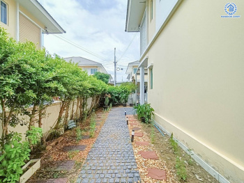 *****บ้านแฝดมือสอง โครงการ เดอะแพลนท์ คลองบางไผ่ สเตชั่น กาญจนาภิเษก เนื้อที่ 35 ตร.ว. ฟังก์ชัน 3 ห้องนอน 3 ห้องน้ำ บ้านสวยบนทำเลเดินทางสะดวก เชื่อมต่อถนนรัตนาธิเบศร์ ถนนกาญจนาภิเษก ใกล้รถไฟฟ้าสายสีม่วง "สถานีคลองบางไผ่" และจุดขึ้นทางด่วน "กาญจนาภิเษก" ราคาดีพร้อมอยู่