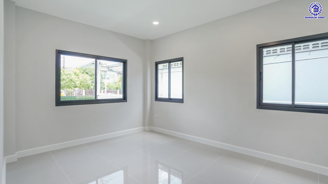 บ้านมือสองตกแต่งใหม่ โครงการ ประดับดาว1-4 ราชพฤกษ์-รัตนาธิเบศร์ ตกแต่งครบครัน พร้อมอยู่ บนเนื้อที่ 90.2 ตร.ว. พื้นที่ใช้สอย 257.02 ตร.ม. พร้อมฟังก์ชัน 3 ห้องนอน 3 ห้องน้ำ 1 ห้องอเนกประสงค์ จอดรถได้ 2 คัน พื้นที่ใช้สอยกว้างขวาง บนทำเลที่ดีที่สุด เชื่อมต่อได้หลายเส้นทาง ใกล้รถไฟฟ้าสายสีม่วง "สถานีบางรักน้อยท่าอิฐ"