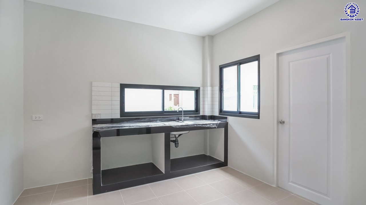 บ้านมือสองตกแต่งใหม่ โครงการ ประดับดาว1-4 ราชพฤกษ์-รัตนาธิเบศร์ ตกแต่งครบครัน พร้อมอยู่ บนเนื้อที่ 90.2 ตร.ว. พื้นที่ใช้สอย 257.02 ตร.ม. พร้อมฟังก์ชัน 3 ห้องนอน 3 ห้องน้ำ 1 ห้องอเนกประสงค์ จอดรถได้ 2 คัน พื้นที่ใช้สอยกว้างขวาง บนทำเลที่ดีที่สุด เชื่อมต่อได้หลายเส้นทาง ใกล้รถไฟฟ้าสายสีม่วง "สถานีบางรักน้อยท่าอิฐ"