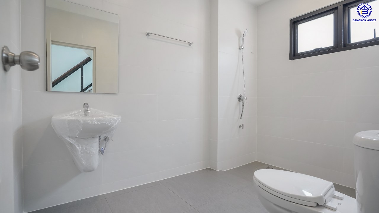 บ้านมือสองตกแต่งใหม่ โครงการ ประดับดาว1-4 ราชพฤกษ์-รัตนาธิเบศร์ ตกแต่งครบครัน พร้อมอยู่ บนเนื้อที่ 90.2 ตร.ว. พื้นที่ใช้สอย 257.02 ตร.ม. พร้อมฟังก์ชัน 3 ห้องนอน 3 ห้องน้ำ 1 ห้องอเนกประสงค์ จอดรถได้ 2 คัน พื้นที่ใช้สอยกว้างขวาง บนทำเลที่ดีที่สุด เชื่อมต่อได้หลายเส้นทาง ใกล้รถไฟฟ้าสายสีม่วง "สถานีบางรักน้อยท่าอิฐ"