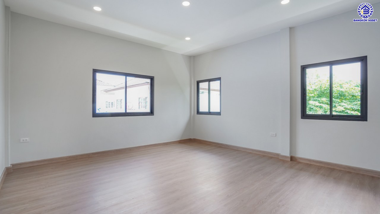 บ้านมือสองตกแต่งใหม่ โครงการ ประดับดาว1-4 ราชพฤกษ์-รัตนาธิเบศร์ ตกแต่งครบครัน พร้อมอยู่ บนเนื้อที่ 90.2 ตร.ว. พื้นที่ใช้สอย 257.02 ตร.ม. พร้อมฟังก์ชัน 3 ห้องนอน 3 ห้องน้ำ 1 ห้องอเนกประสงค์ จอดรถได้ 2 คัน พื้นที่ใช้สอยกว้างขวาง บนทำเลที่ดีที่สุด เชื่อมต่อได้หลายเส้นทาง ใกล้รถไฟฟ้าสายสีม่วง "สถานีบางรักน้อยท่าอิฐ"