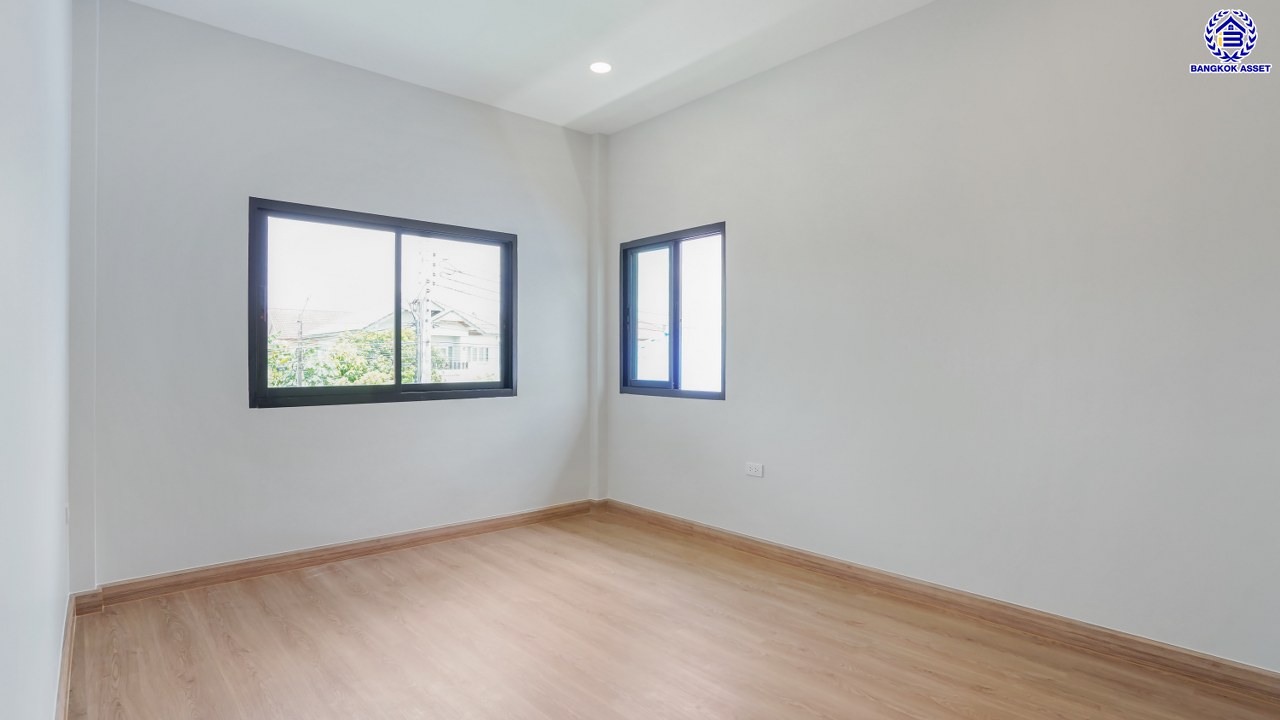 บ้านมือสองตกแต่งใหม่ โครงการ ประดับดาว1-4 ราชพฤกษ์-รัตนาธิเบศร์ ตกแต่งครบครัน พร้อมอยู่ บนเนื้อที่ 90.2 ตร.ว. พื้นที่ใช้สอย 257.02 ตร.ม. พร้อมฟังก์ชัน 3 ห้องนอน 3 ห้องน้ำ 1 ห้องอเนกประสงค์ จอดรถได้ 2 คัน พื้นที่ใช้สอยกว้างขวาง บนทำเลที่ดีที่สุด เชื่อมต่อได้หลายเส้นทาง ใกล้รถไฟฟ้าสายสีม่วง "สถานีบางรักน้อยท่าอิฐ"