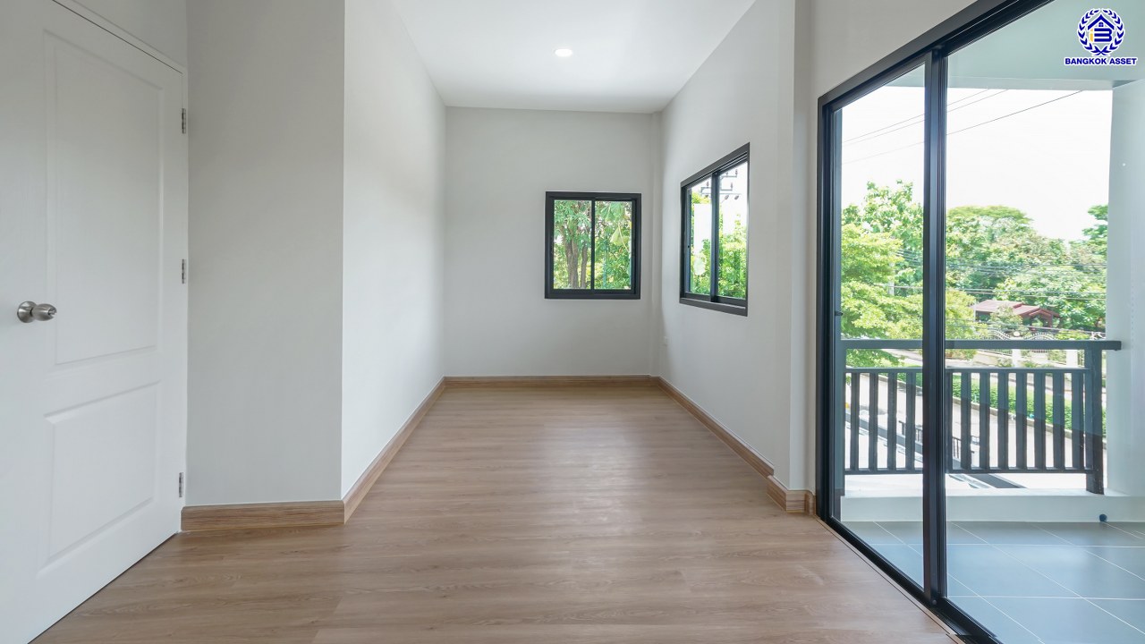 บ้านมือสองตกแต่งใหม่ โครงการ ประดับดาว1-4 ราชพฤกษ์-รัตนาธิเบศร์ ตกแต่งครบครัน พร้อมอยู่ บนเนื้อที่ 90.2 ตร.ว. พื้นที่ใช้สอย 257.02 ตร.ม. พร้อมฟังก์ชัน 3 ห้องนอน 3 ห้องน้ำ 1 ห้องอเนกประสงค์ จอดรถได้ 2 คัน พื้นที่ใช้สอยกว้างขวาง บนทำเลที่ดีที่สุด เชื่อมต่อได้หลายเส้นทาง ใกล้รถไฟฟ้าสายสีม่วง "สถานีบางรักน้อยท่าอิฐ"