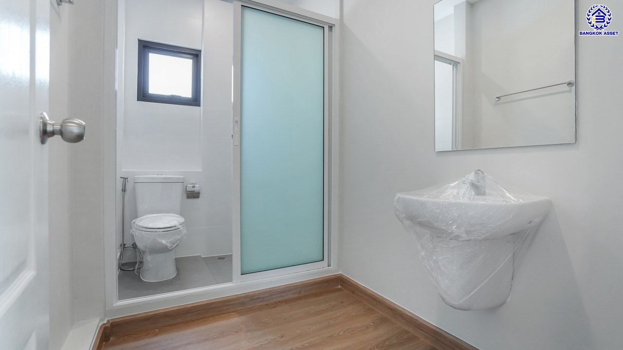 บ้านมือสองตกแต่งใหม่ โครงการ ประดับดาว1-4 ราชพฤกษ์-รัตนาธิเบศร์ ตกแต่งครบครัน พร้อมอยู่ บนเนื้อที่ 90.2 ตร.ว. พื้นที่ใช้สอย 257.02 ตร.ม. พร้อมฟังก์ชัน 3 ห้องนอน 3 ห้องน้ำ 1 ห้องอเนกประสงค์ จอดรถได้ 2 คัน พื้นที่ใช้สอยกว้างขวาง บนทำเลที่ดีที่สุด เชื่อมต่อได้หลายเส้นทาง ใกล้รถไฟฟ้าสายสีม่วง "สถานีบางรักน้อยท่าอิฐ"