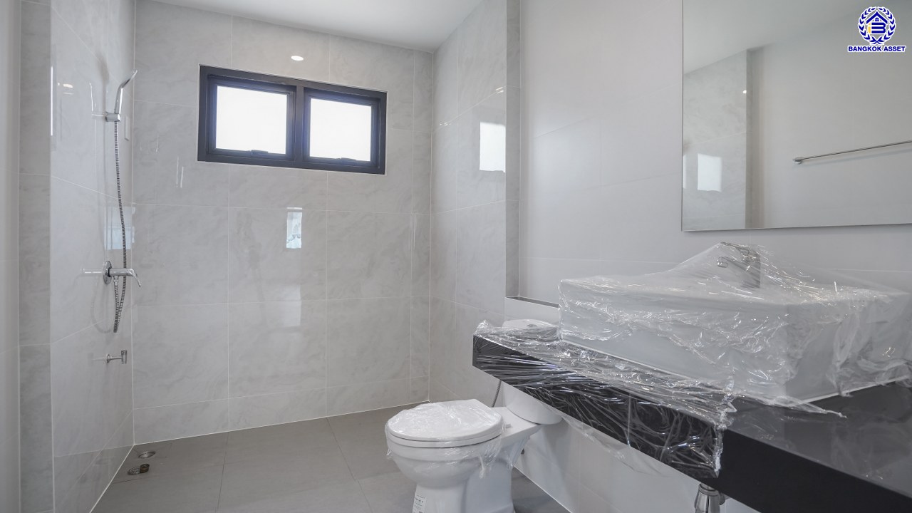 บ้านมือสองตกแต่งใหม่ โครงการ ประดับดาว1-4 ราชพฤกษ์-รัตนาธิเบศร์ ตกแต่งครบครัน พร้อมอยู่ บนเนื้อที่ 90.2 ตร.ว. พื้นที่ใช้สอย 257.02 ตร.ม. พร้อมฟังก์ชัน 3 ห้องนอน 3 ห้องน้ำ 1 ห้องอเนกประสงค์ จอดรถได้ 2 คัน พื้นที่ใช้สอยกว้างขวาง บนทำเลที่ดีที่สุด เชื่อมต่อได้หลายเส้นทาง ใกล้รถไฟฟ้าสายสีม่วง "สถานีบางรักน้อยท่าอิฐ"