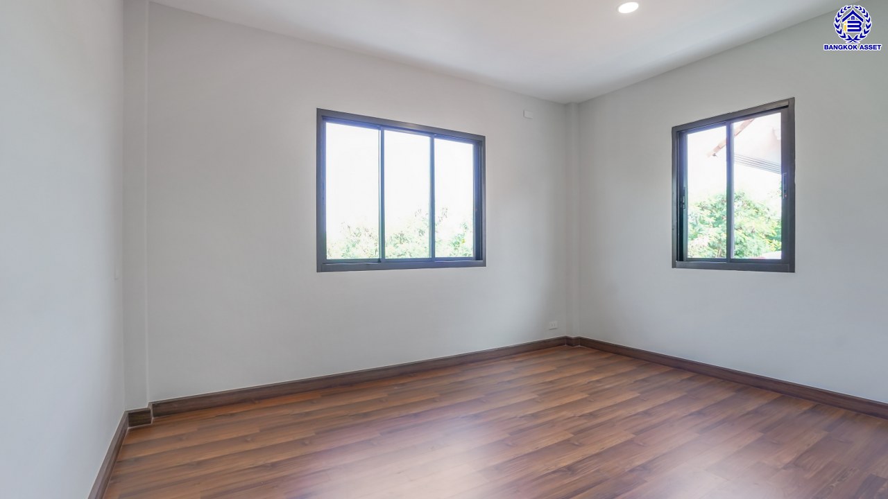 บ้านมือสองตกแต่งใหม่ จากแบรนด์ Q.House วรารมย์ เพชรเกษม69  หลังมุม รองรับทุกความสุขของทุกคนในครอบครัว ใกล้ The Mall บางแค และเชื่อมต่อ ถนนกาญจนาฯ ถนนบางบอน และถนนพุทธมณฑลสาย4 เนื้อที่ 64.7 ตร.ว. พื้นที่ใช้สอย 216.07 ตร.ม. ฟังก์ชัน 3 ห้องนอน 3 ห้องน้ำ จอดรถได้ 2 คัน