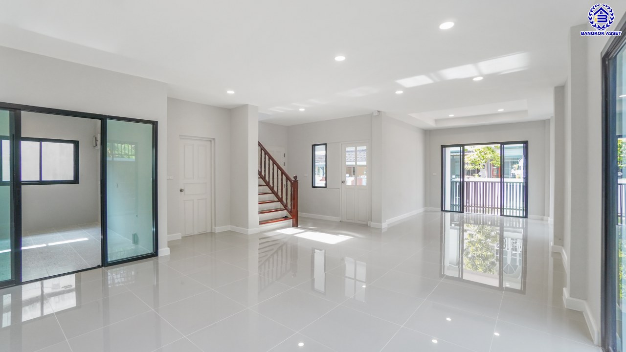 บ้านมือสองตกแต่งใหม่ จากแบรนด์ Q.House วรารมย์ เพชรเกษม69  หลังมุม รองรับทุกความสุขของทุกคนในครอบครัว ใกล้ The Mall บางแค และเชื่อมต่อ ถนนกาญจนาฯ ถนนบางบอน และถนนพุทธมณฑลสาย4 เนื้อที่ 64.7 ตร.ว. พื้นที่ใช้สอย 216.07 ตร.ม. ฟังก์ชัน 3 ห้องนอน 3 ห้องน้ำ จอดรถได้ 2 คัน