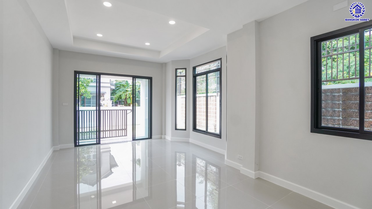 บ้านมือสองตกแต่งใหม่ จากแบรนด์ Q.House วรารมย์ เพชรเกษม69  หลังมุม รองรับทุกความสุขของทุกคนในครอบครัว ใกล้ The Mall บางแค และเชื่อมต่อ ถนนกาญจนาฯ ถนนบางบอน และถนนพุทธมณฑลสาย4 เนื้อที่ 64.7 ตร.ว. พื้นที่ใช้สอย 216.07 ตร.ม. ฟังก์ชัน 3 ห้องนอน 3 ห้องน้ำ จอดรถได้ 2 คัน