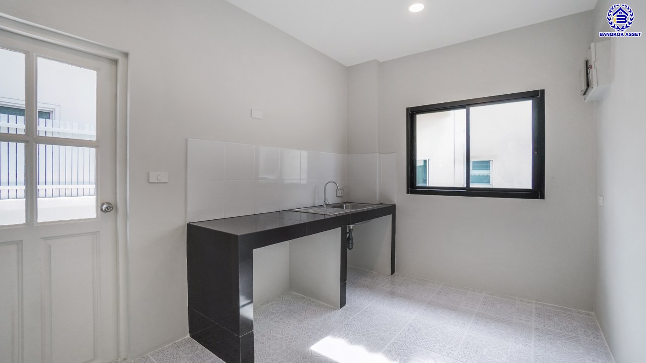 บ้านมือสองตกแต่งใหม่ จากแบรนด์ Q.House วรารมย์ เพชรเกษม69  หลังมุม รองรับทุกความสุขของทุกคนในครอบครัว ใกล้ The Mall บางแค และเชื่อมต่อ ถนนกาญจนาฯ ถนนบางบอน และถนนพุทธมณฑลสาย4 เนื้อที่ 64.7 ตร.ว. พื้นที่ใช้สอย 216.07 ตร.ม. ฟังก์ชัน 3 ห้องนอน 3 ห้องน้ำ จอดรถได้ 2 คัน