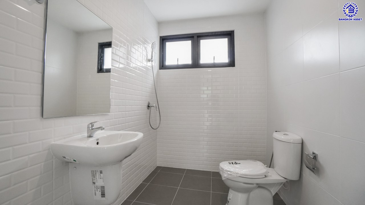 บ้านมือสองตกแต่งใหม่ จากแบรนด์ Q.House วรารมย์ เพชรเกษม69  หลังมุม รองรับทุกความสุขของทุกคนในครอบครัว ใกล้ The Mall บางแค และเชื่อมต่อ ถนนกาญจนาฯ ถนนบางบอน และถนนพุทธมณฑลสาย4 เนื้อที่ 64.7 ตร.ว. พื้นที่ใช้สอย 216.07 ตร.ม. ฟังก์ชัน 3 ห้องนอน 3 ห้องน้ำ จอดรถได้ 2 คัน