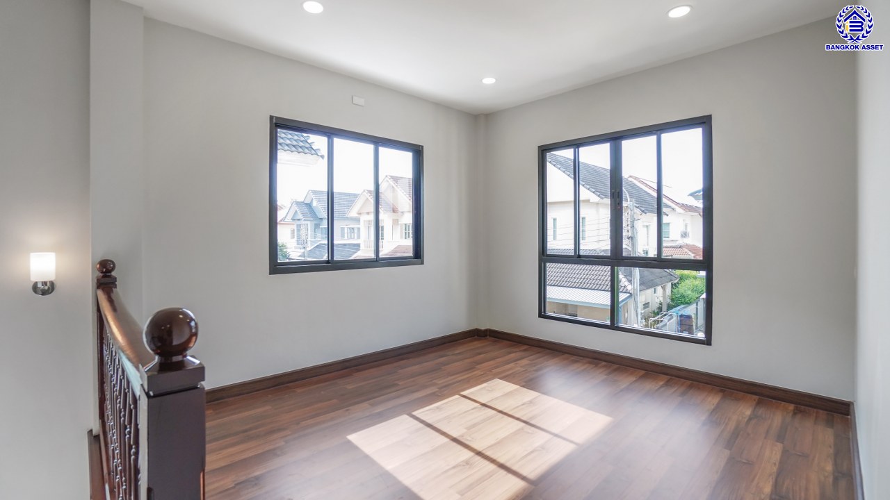 บ้านมือสองตกแต่งใหม่ จากแบรนด์ Q.House วรารมย์ เพชรเกษม69  หลังมุม รองรับทุกความสุขของทุกคนในครอบครัว ใกล้ The Mall บางแค และเชื่อมต่อ ถนนกาญจนาฯ ถนนบางบอน และถนนพุทธมณฑลสาย4 เนื้อที่ 64.7 ตร.ว. พื้นที่ใช้สอย 216.07 ตร.ม. ฟังก์ชัน 3 ห้องนอน 3 ห้องน้ำ จอดรถได้ 2 คัน