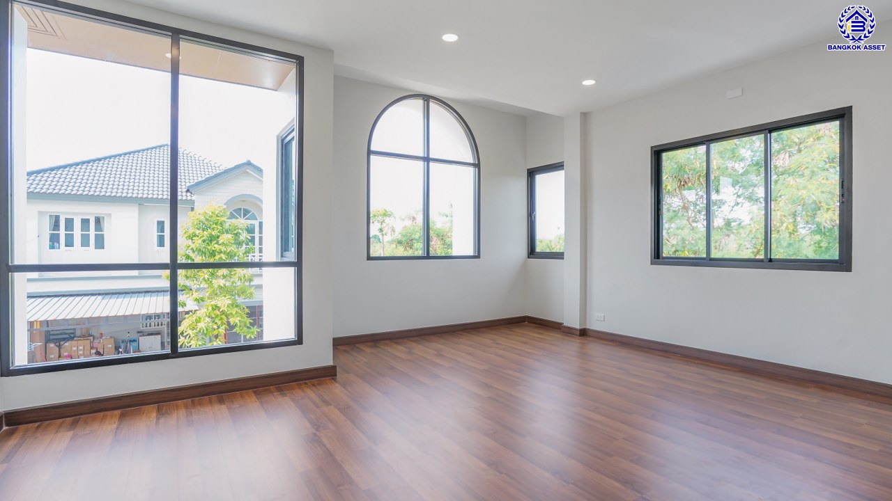 บ้านมือสองตกแต่งใหม่ จากแบรนด์ Q.House วรารมย์ เพชรเกษม69  หลังมุม รองรับทุกความสุขของทุกคนในครอบครัว ใกล้ The Mall บางแค และเชื่อมต่อ ถนนกาญจนาฯ ถนนบางบอน และถนนพุทธมณฑลสาย4 เนื้อที่ 64.7 ตร.ว. พื้นที่ใช้สอย 216.07 ตร.ม. ฟังก์ชัน 3 ห้องนอน 3 ห้องน้ำ จอดรถได้ 2 คัน