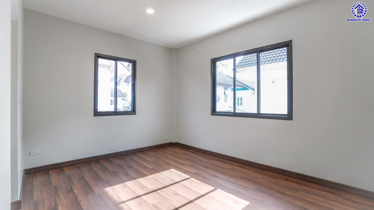 บ้านมือสองตกแต่งใหม่ จากแบรนด์ Q.House วรารมย์ เพชรเกษม69  หลังมุม รองรับทุกความสุขของทุกคนในครอบครัว ใกล้ The Mall บางแค และเชื่อมต่อ ถนนกาญจนาฯ ถนนบางบอน และถนนพุทธมณฑลสาย4 เนื้อที่ 64.7 ตร.ว. พื้นที่ใช้สอย 216.07 ตร.ม. ฟังก์ชัน 3 ห้องนอน 3 ห้องน้ำ จอดรถได้ 2 คัน