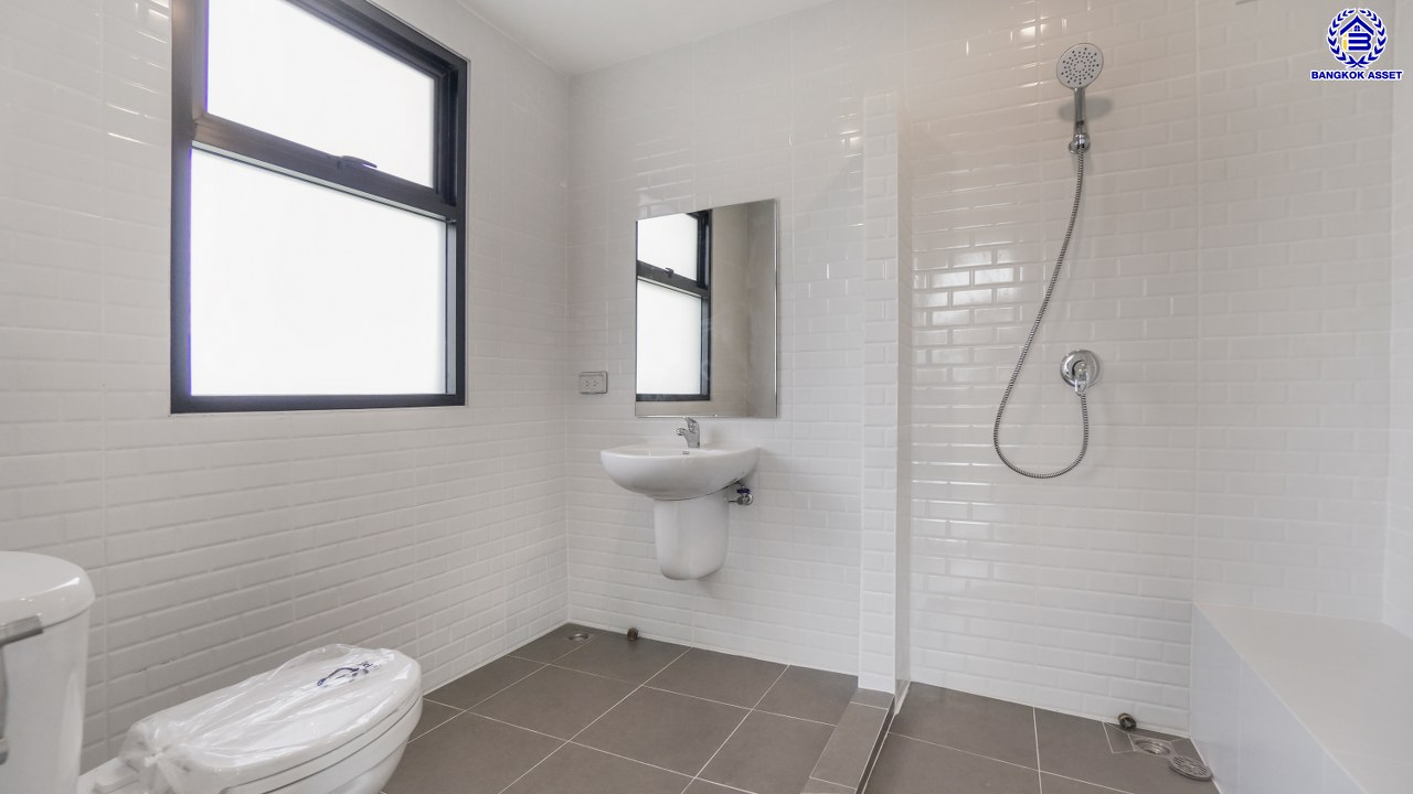 บ้านมือสองตกแต่งใหม่ จากแบรนด์ Q.House วรารมย์ เพชรเกษม69  หลังมุม รองรับทุกความสุขของทุกคนในครอบครัว ใกล้ The Mall บางแค และเชื่อมต่อ ถนนกาญจนาฯ ถนนบางบอน และถนนพุทธมณฑลสาย4 เนื้อที่ 64.7 ตร.ว. พื้นที่ใช้สอย 216.07 ตร.ม. ฟังก์ชัน 3 ห้องนอน 3 ห้องน้ำ จอดรถได้ 2 คัน