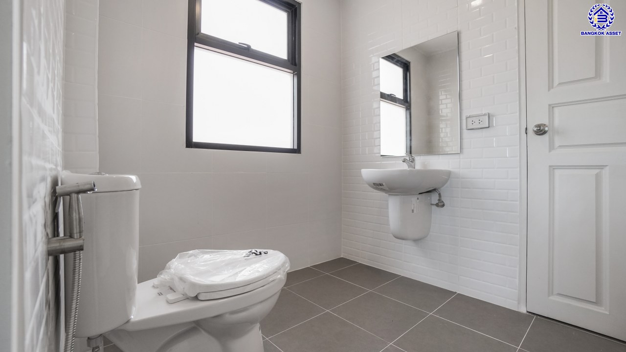 บ้านมือสองตกแต่งใหม่ จากแบรนด์ Q.House วรารมย์ เพชรเกษม69  หลังมุม รองรับทุกความสุขของทุกคนในครอบครัว ใกล้ The Mall บางแค และเชื่อมต่อ ถนนกาญจนาฯ ถนนบางบอน และถนนพุทธมณฑลสาย4 เนื้อที่ 64.7 ตร.ว. พื้นที่ใช้สอย 216.07 ตร.ม. ฟังก์ชัน 3 ห้องนอน 3 ห้องน้ำ จอดรถได้ 2 คัน