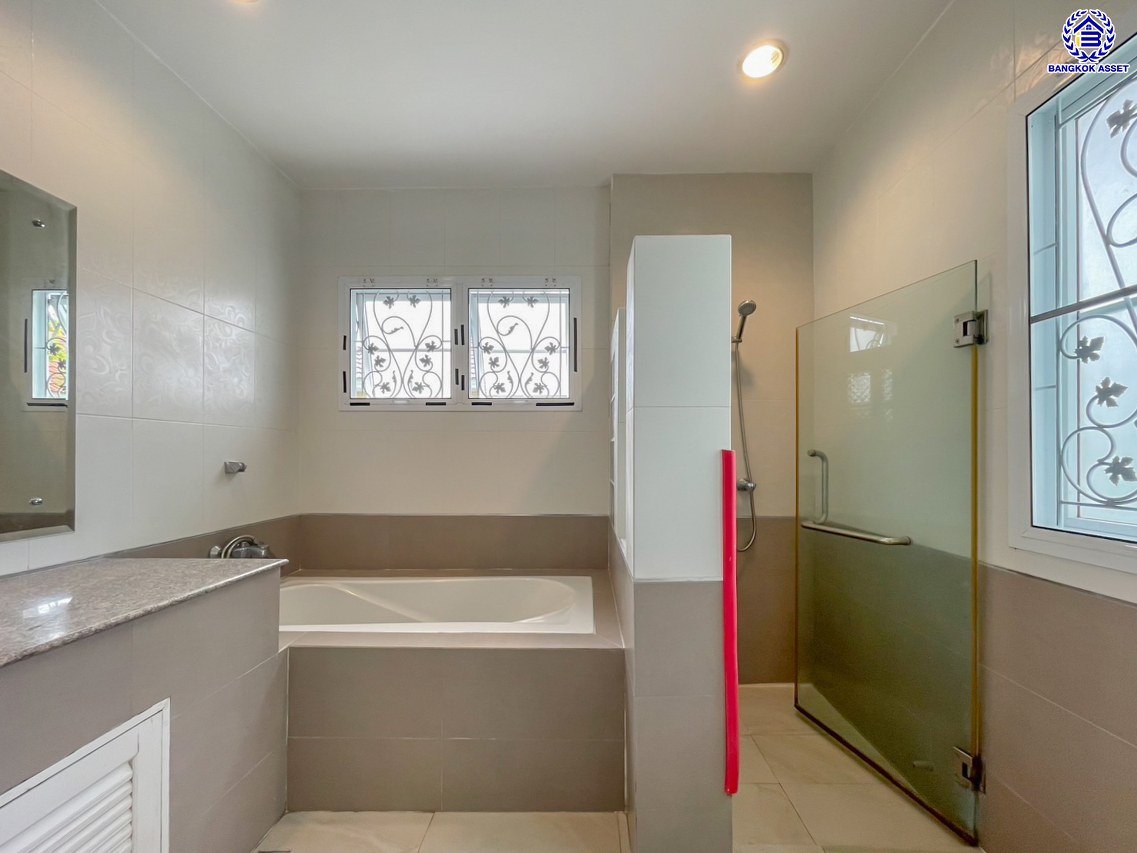 *****บ้านเดี่ยวมือสอง โครงการ กฤษดานคร18 พุทธมณฑลสาย3 เนื้อที่ 76.20 ตร.ว. พื้นที่ใช้สอย 180 ตร.ม. ฟังก์ชัน 3 ห้องนอน 3 ห้องน้ำ จอดรถได้ 2 คัน บนทำเลศักยภาพเชื่อมต่อถนนพุทธมณฑลสาย3, ถนนบรมราชชนนี, ถนนอุทยาน, ถนนอักษะ, ถนนพุทธมณฑลสาย2 ใกล้เซ็นทรัลปิ่นเกล้า ม.มหิดล และทางด่วน "ศรีรัช"