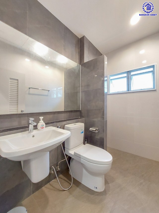 *****บ้านเดี่ยวมือสองนนทบุรี โครงการ บางกอกบูเลอวาร์ด ราชพฤกษ์-พระราม5 หลังมุม เนื้อที่ 69 ตร.ว. พื้นที่ใช้สอย 300 ตร.ม. บนสังคมคุณภาพ SC Asset* ฟังก์ชันพร้อม 3 ห้องนอน 4 ห้องน้ำ จอดรถได้ 2 คัน พร้อมแถมฟรี! เครื่องปรับอากาศ 5 เครื่อง, เครื่องทำน้ำอุ่น 2 เครื่อง บนทำเลติดถนนราชพฤกษ์ ใกล้จุดทางด่วนศรีรัช และเพียง 10 ถึงรถไฟฟ้า "สถานีบางรักใหญ่"