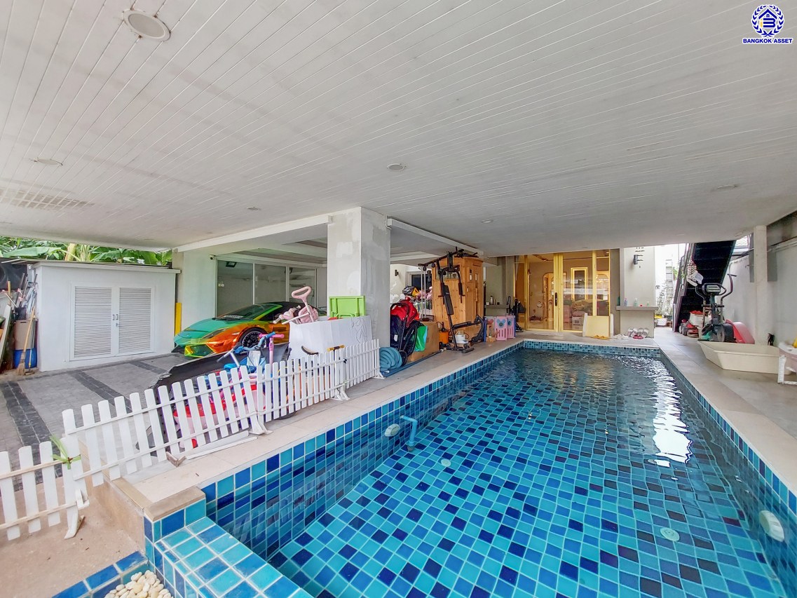 *****บ้านเดี่ยวมือสองนนทบุรี โครงการ กฤษณา พระราม5-กาญจนาภิเษก เนื้อที่ 68.50 ตร.ว. พื้นที่ใช้สอย 185 ตร.ม. ฟังก์ชัน 3 ห้องนอน 3 ห้องน้ำ 2 ที่จอดรถ ตกแต่งบิวท์อินสุดหรู สไตล์ Luxury มาพร้อมสระว่ายน้ำส่วนตัว ทำเลโดดเด่นติด "ถนนกาญจนาภิเษก" เชื่อมถนนนครอินทร์ ใกล้เซ็นทรัลเวสต์เกต และจุดขึ้นทางด่วน "ศรีรัช"