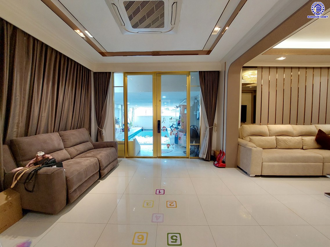 *****บ้านเดี่ยวมือสองนนทบุรี โครงการ กฤษณา พระราม5-กาญจนาภิเษก เนื้อที่ 68.50 ตร.ว. พื้นที่ใช้สอย 185 ตร.ม. ฟังก์ชัน 3 ห้องนอน 3 ห้องน้ำ 2 ที่จอดรถ ตกแต่งบิวท์อินสุดหรู สไตล์ Luxury มาพร้อมสระว่ายน้ำส่วนตัว ทำเลโดดเด่นติด "ถนนกาญจนาภิเษก" เชื่อมถนนนครอินทร์ ใกล้เซ็นทรัลเวสต์เกต และจุดขึ้นทางด่วน "ศรีรัช"