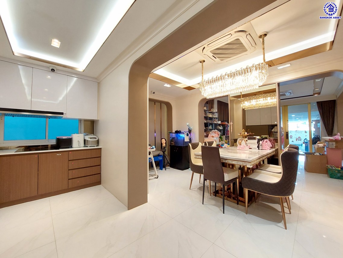 *****บ้านเดี่ยวมือสองนนทบุรี โครงการ กฤษณา พระราม5-กาญจนาภิเษก เนื้อที่ 68.50 ตร.ว. พื้นที่ใช้สอย 185 ตร.ม. ฟังก์ชัน 3 ห้องนอน 3 ห้องน้ำ 2 ที่จอดรถ ตกแต่งบิวท์อินสุดหรู สไตล์ Luxury มาพร้อมสระว่ายน้ำส่วนตัว ทำเลโดดเด่นติด "ถนนกาญจนาภิเษก" เชื่อมถนนนครอินทร์ ใกล้เซ็นทรัลเวสต์เกต และจุดขึ้นทางด่วน "ศรีรัช"