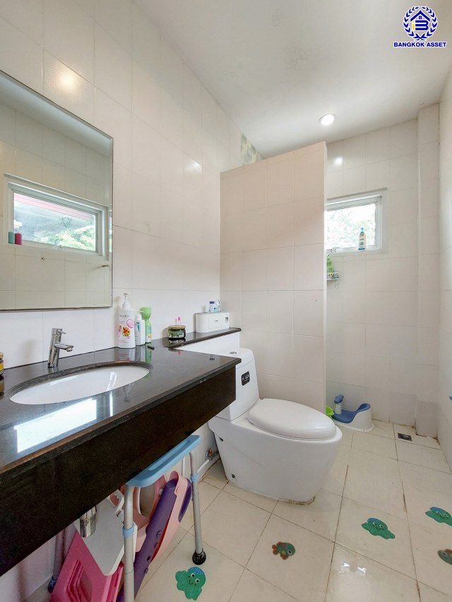 *****บ้านเดี่ยวมือสองนนทบุรี โครงการ กฤษณา พระราม5-กาญจนาภิเษก เนื้อที่ 68.50 ตร.ว. พื้นที่ใช้สอย 185 ตร.ม. ฟังก์ชัน 3 ห้องนอน 3 ห้องน้ำ 2 ที่จอดรถ ตกแต่งบิวท์อินสุดหรู สไตล์ Luxury มาพร้อมสระว่ายน้ำส่วนตัว ทำเลโดดเด่นติด "ถนนกาญจนาภิเษก" เชื่อมถนนนครอินทร์ ใกล้เซ็นทรัลเวสต์เกต และจุดขึ้นทางด่วน "ศรีรัช"