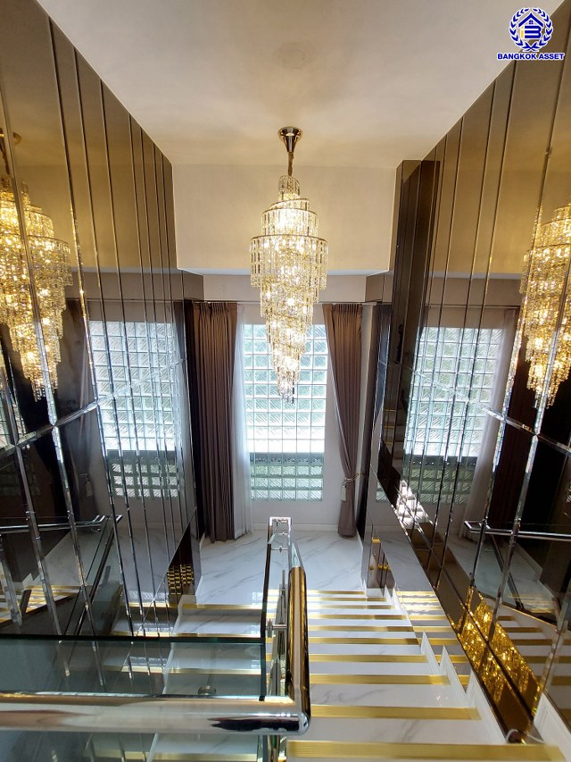 *****บ้านเดี่ยวมือสองนนทบุรี โครงการ กฤษณา พระราม5-กาญจนาภิเษก เนื้อที่ 68.50 ตร.ว. พื้นที่ใช้สอย 185 ตร.ม. ฟังก์ชัน 3 ห้องนอน 3 ห้องน้ำ 2 ที่จอดรถ ตกแต่งบิวท์อินสุดหรู สไตล์ Luxury มาพร้อมสระว่ายน้ำส่วนตัว ทำเลโดดเด่นติด "ถนนกาญจนาภิเษก" เชื่อมถนนนครอินทร์ ใกล้เซ็นทรัลเวสต์เกต และจุดขึ้นทางด่วน "ศรีรัช"