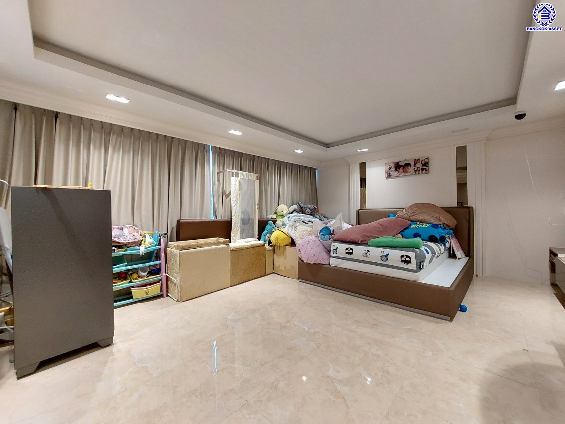 *****บ้านเดี่ยวมือสองนนทบุรี โครงการ กฤษณา พระราม5-กาญจนาภิเษก เนื้อที่ 68.50 ตร.ว. พื้นที่ใช้สอย 185 ตร.ม. ฟังก์ชัน 3 ห้องนอน 3 ห้องน้ำ 2 ที่จอดรถ ตกแต่งบิวท์อินสุดหรู สไตล์ Luxury มาพร้อมสระว่ายน้ำส่วนตัว ทำเลโดดเด่นติด "ถนนกาญจนาภิเษก" เชื่อมถนนนครอินทร์ ใกล้เซ็นทรัลเวสต์เกต และจุดขึ้นทางด่วน "ศรีรัช"