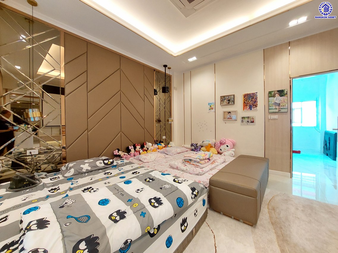 *****บ้านเดี่ยวมือสองนนทบุรี โครงการ กฤษณา พระราม5-กาญจนาภิเษก เนื้อที่ 68.50 ตร.ว. พื้นที่ใช้สอย 185 ตร.ม. ฟังก์ชัน 3 ห้องนอน 3 ห้องน้ำ 2 ที่จอดรถ ตกแต่งบิวท์อินสุดหรู สไตล์ Luxury มาพร้อมสระว่ายน้ำส่วนตัว ทำเลโดดเด่นติด "ถนนกาญจนาภิเษก" เชื่อมถนนนครอินทร์ ใกล้เซ็นทรัลเวสต์เกต และจุดขึ้นทางด่วน "ศรีรัช"