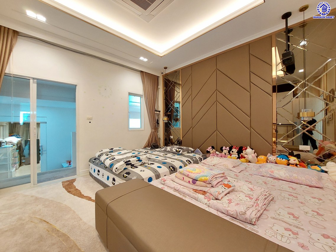 *****บ้านเดี่ยวมือสองนนทบุรี โครงการ กฤษณา พระราม5-กาญจนาภิเษก เนื้อที่ 68.50 ตร.ว. พื้นที่ใช้สอย 185 ตร.ม. ฟังก์ชัน 3 ห้องนอน 3 ห้องน้ำ 2 ที่จอดรถ ตกแต่งบิวท์อินสุดหรู สไตล์ Luxury มาพร้อมสระว่ายน้ำส่วนตัว ทำเลโดดเด่นติด "ถนนกาญจนาภิเษก" เชื่อมถนนนครอินทร์ ใกล้เซ็นทรัลเวสต์เกต และจุดขึ้นทางด่วน "ศรีรัช"