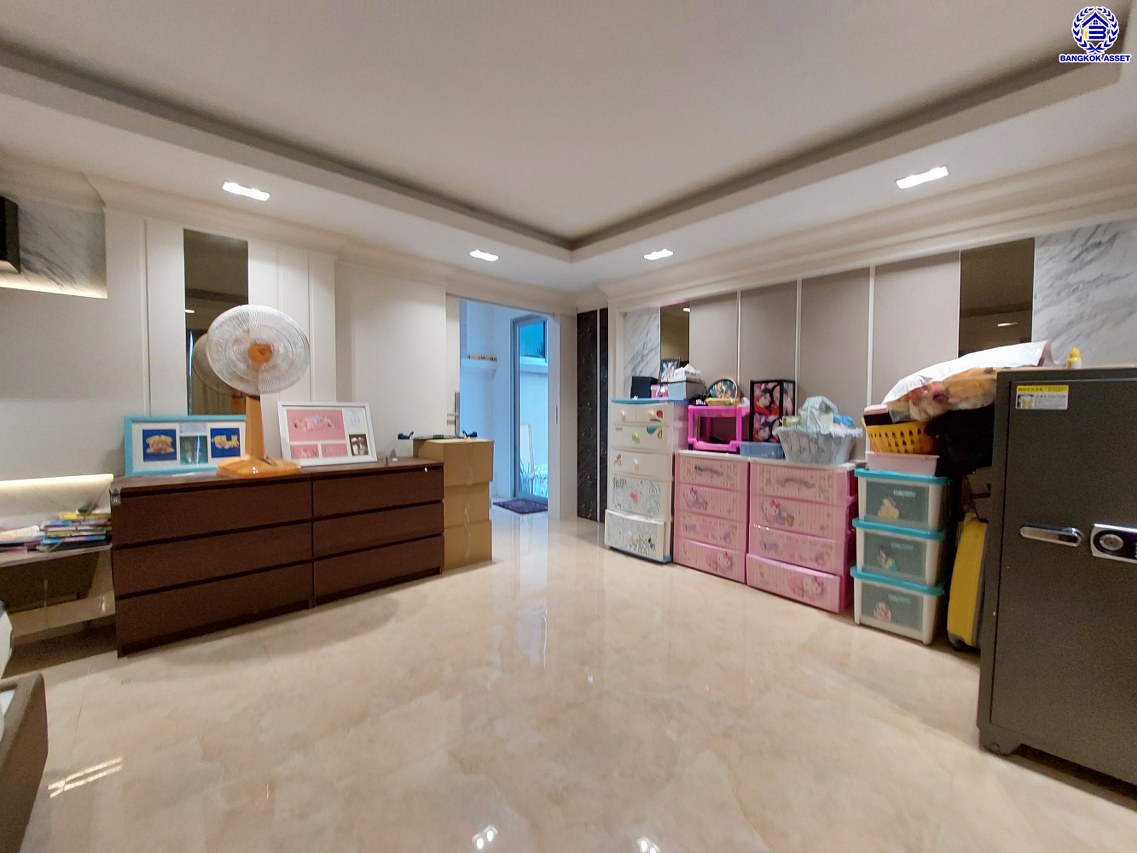 *****บ้านเดี่ยวมือสองนนทบุรี โครงการ กฤษณา พระราม5-กาญจนาภิเษก เนื้อที่ 68.50 ตร.ว. พื้นที่ใช้สอย 185 ตร.ม. ฟังก์ชัน 3 ห้องนอน 3 ห้องน้ำ 2 ที่จอดรถ ตกแต่งบิวท์อินสุดหรู สไตล์ Luxury มาพร้อมสระว่ายน้ำส่วนตัว ทำเลโดดเด่นติด "ถนนกาญจนาภิเษก" เชื่อมถนนนครอินทร์ ใกล้เซ็นทรัลเวสต์เกต และจุดขึ้นทางด่วน "ศรีรัช"