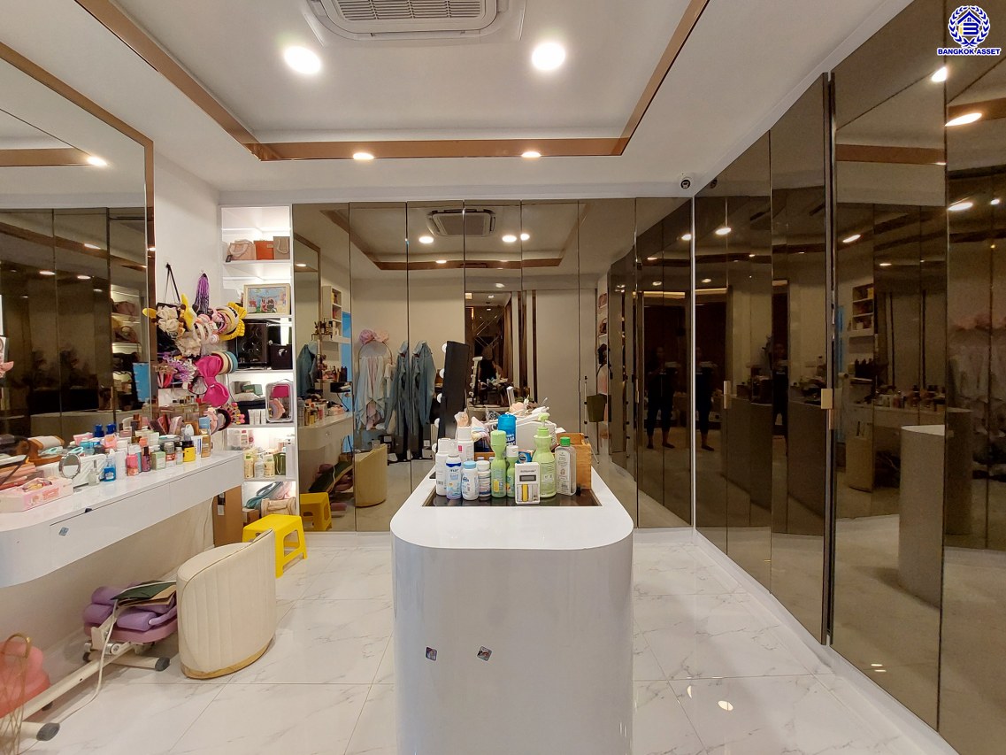 *****บ้านเดี่ยวมือสองนนทบุรี โครงการ กฤษณา พระราม5-กาญจนาภิเษก เนื้อที่ 68.50 ตร.ว. พื้นที่ใช้สอย 185 ตร.ม. ฟังก์ชัน 3 ห้องนอน 3 ห้องน้ำ 2 ที่จอดรถ ตกแต่งบิวท์อินสุดหรู สไตล์ Luxury มาพร้อมสระว่ายน้ำส่วนตัว ทำเลโดดเด่นติด "ถนนกาญจนาภิเษก" เชื่อมถนนนครอินทร์ ใกล้เซ็นทรัลเวสต์เกต และจุดขึ้นทางด่วน "ศรีรัช"