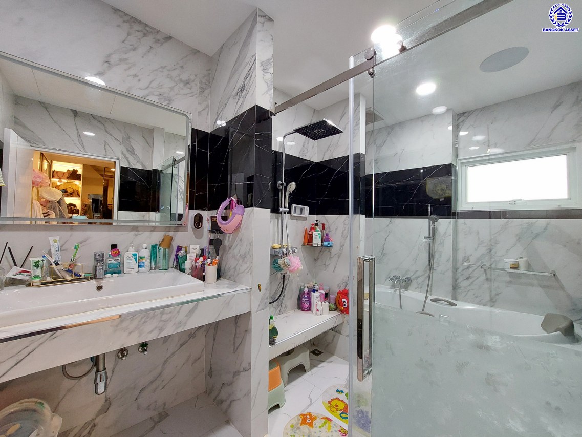 *****บ้านเดี่ยวมือสองนนทบุรี โครงการ กฤษณา พระราม5-กาญจนาภิเษก เนื้อที่ 68.50 ตร.ว. พื้นที่ใช้สอย 185 ตร.ม. ฟังก์ชัน 3 ห้องนอน 3 ห้องน้ำ 2 ที่จอดรถ ตกแต่งบิวท์อินสุดหรู สไตล์ Luxury มาพร้อมสระว่ายน้ำส่วนตัว ทำเลโดดเด่นติด "ถนนกาญจนาภิเษก" เชื่อมถนนนครอินทร์ ใกล้เซ็นทรัลเวสต์เกต และจุดขึ้นทางด่วน "ศรีรัช"