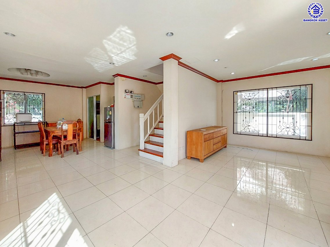 *****บ้านเดี่ยวมือสองปทุมธานี โครงการ มณีรินทร์ ราชพฤกษ์-ติวานนท์ เนื้อที่ 57.40 ตร.ว. พื้นที่ใช้สอย 110 ตร.ม. ฟังก์ชัน 3 ห้องนอน 2 ห้องน้ำ 2 ที่จอดรถ ทำเลเดินทางสะดวก เชื่อมต่อถนนสะพานนนทบุรี-บางบัวทอง, ถนนราชพฤกษ์, ถนนศรีสมาน ใกล้ห้างสรรพสินค้าโรบินสันไลฟ์สไตล์ ศรีสมาน, โรบินสันไลฟ์สไตล์ ราชพฤกษ์ และจุดขึ้นทางด่วน "ศรีสมาน"