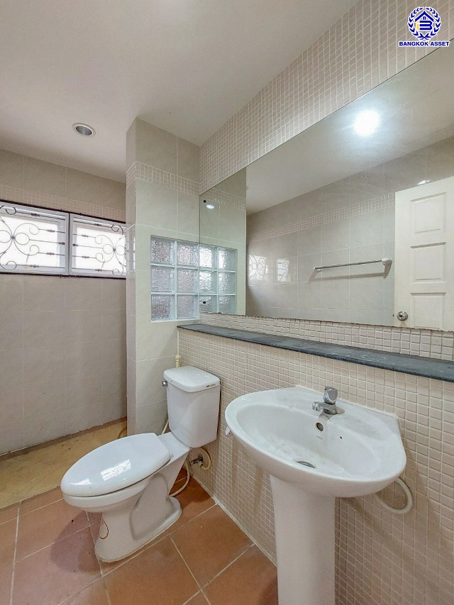 *****บ้านเดี่ยวมือสองปทุมธานี โครงการ มณีรินทร์ ราชพฤกษ์-ติวานนท์ เนื้อที่ 57.40 ตร.ว. พื้นที่ใช้สอย 110 ตร.ม. ฟังก์ชัน 3 ห้องนอน 2 ห้องน้ำ 2 ที่จอดรถ ทำเลเดินทางสะดวก เชื่อมต่อถนนสะพานนนทบุรี-บางบัวทอง, ถนนราชพฤกษ์, ถนนศรีสมาน ใกล้ห้างสรรพสินค้าโรบินสันไลฟ์สไตล์ ศรีสมาน, โรบินสันไลฟ์สไตล์ ราชพฤกษ์ และจุดขึ้นทางด่วน "ศรีสมาน"