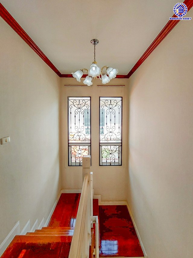 *****บ้านเดี่ยวมือสองปทุมธานี โครงการ มณีรินทร์ ราชพฤกษ์-ติวานนท์ เนื้อที่ 57.40 ตร.ว. พื้นที่ใช้สอย 110 ตร.ม. ฟังก์ชัน 3 ห้องนอน 2 ห้องน้ำ 2 ที่จอดรถ ทำเลเดินทางสะดวก เชื่อมต่อถนนสะพานนนทบุรี-บางบัวทอง, ถนนราชพฤกษ์, ถนนศรีสมาน ใกล้ห้างสรรพสินค้าโรบินสันไลฟ์สไตล์ ศรีสมาน, โรบินสันไลฟ์สไตล์ ราชพฤกษ์ และจุดขึ้นทางด่วน "ศรีสมาน"