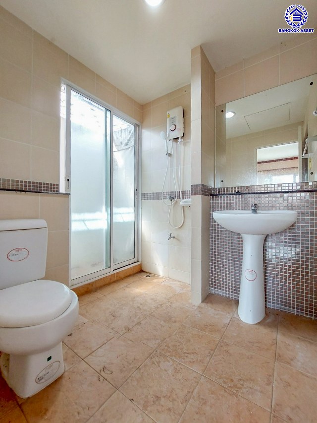 *****บ้านเดี่ยวมือสองปทุมธานี โครงการ มณีรินทร์ ราชพฤกษ์-ติวานนท์ เนื้อที่ 57.40 ตร.ว. พื้นที่ใช้สอย 110 ตร.ม. ฟังก์ชัน 3 ห้องนอน 2 ห้องน้ำ 2 ที่จอดรถ ทำเลเดินทางสะดวก เชื่อมต่อถนนสะพานนนทบุรี-บางบัวทอง, ถนนราชพฤกษ์, ถนนศรีสมาน ใกล้ห้างสรรพสินค้าโรบินสันไลฟ์สไตล์ ศรีสมาน, โรบินสันไลฟ์สไตล์ ราชพฤกษ์ และจุดขึ้นทางด่วน "ศรีสมาน"