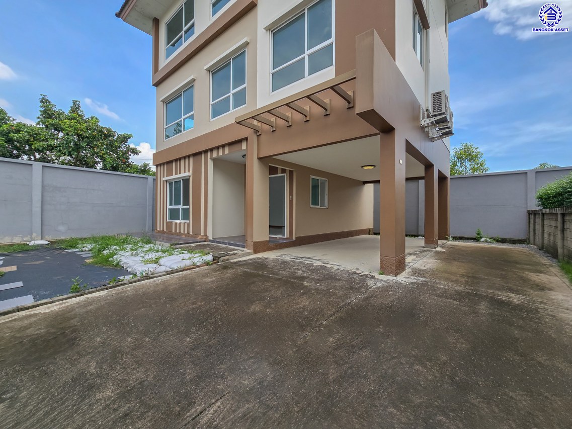 *****บ้านมือสองนนทบุรี โครงการ คาซ่าพรีเมี่ยม ราชพฤกษ์-พระราม5 บ้านเดี่ยวหลังมุม 3 ชั้น แบรนด์ Q.House เนื้อที่ 59.8 ตร.ว.พื้นที่ใช้สอย 246 ตร.ม. ดีไซน์ตอบทุกไลฟ์สไตล์ ฟังก์ชัน 3 ห้องนอนใหญ่ 3 ห้องน้ำ จอดรถได้ 2 คัน บนทำเลติดถนน เชื่อมต่อทุกเส้นทาง ใกล้ตลาดเจ้าพระยา, เดอะวอล์ค, ร.ร.เตรียมอุดมศึกษาฯ เซ็นทรัลเวสต์เกต และรถไฟฟ้า "สถานีบางพลู"