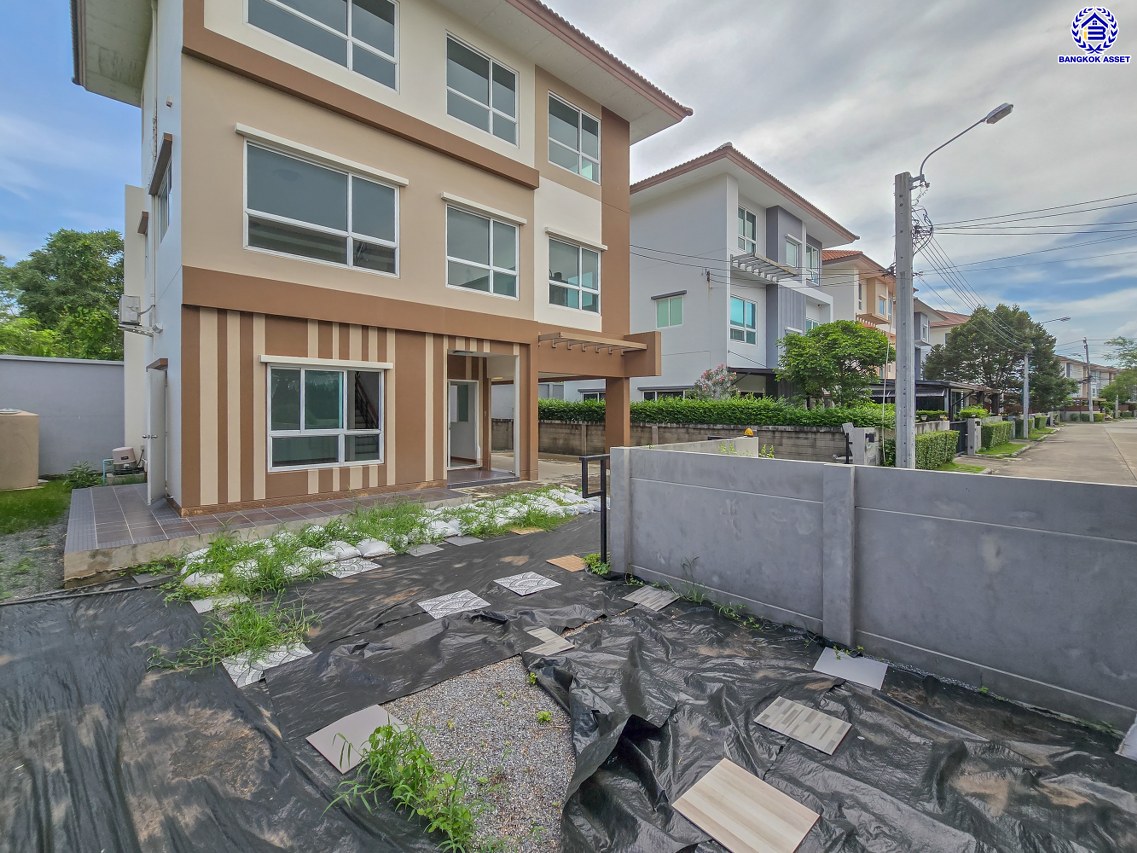 *****บ้านมือสองนนทบุรี โครงการ คาซ่าพรีเมี่ยม ราชพฤกษ์-พระราม5 บ้านเดี่ยวหลังมุม 3 ชั้น แบรนด์ Q.House เนื้อที่ 59.8 ตร.ว.พื้นที่ใช้สอย 246 ตร.ม. ดีไซน์ตอบทุกไลฟ์สไตล์ ฟังก์ชัน 3 ห้องนอนใหญ่ 3 ห้องน้ำ จอดรถได้ 2 คัน บนทำเลติดถนน เชื่อมต่อทุกเส้นทาง ใกล้ตลาดเจ้าพระยา, เดอะวอล์ค, ร.ร.เตรียมอุดมศึกษาฯ เซ็นทรัลเวสต์เกต และรถไฟฟ้า "สถานีบางพลู"