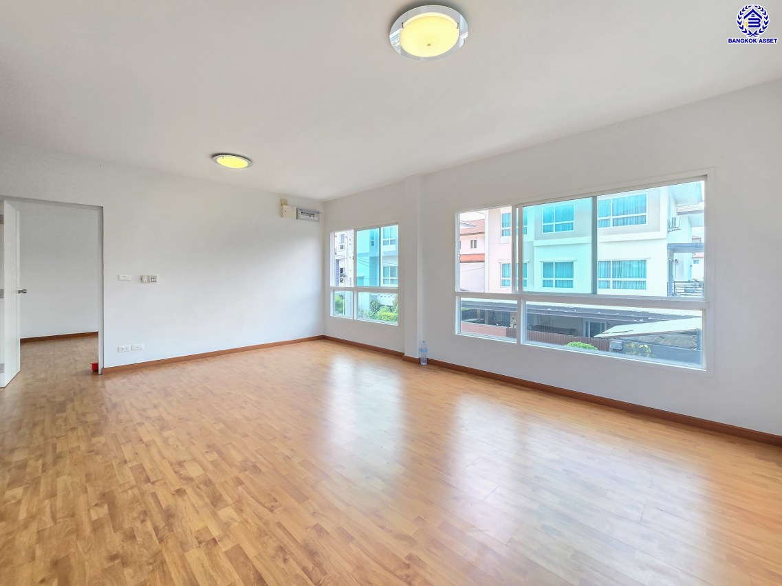 *****บ้านมือสองนนทบุรี โครงการ คาซ่าพรีเมี่ยม ราชพฤกษ์-พระราม5 บ้านเดี่ยวหลังมุม 3 ชั้น แบรนด์ Q.House เนื้อที่ 59.8 ตร.ว.พื้นที่ใช้สอย 246 ตร.ม. ดีไซน์ตอบทุกไลฟ์สไตล์ ฟังก์ชัน 3 ห้องนอนใหญ่ 3 ห้องน้ำ จอดรถได้ 2 คัน บนทำเลติดถนน เชื่อมต่อทุกเส้นทาง ใกล้ตลาดเจ้าพระยา, เดอะวอล์ค, ร.ร.เตรียมอุดมศึกษาฯ เซ็นทรัลเวสต์เกต และรถไฟฟ้า "สถานีบางพลู"