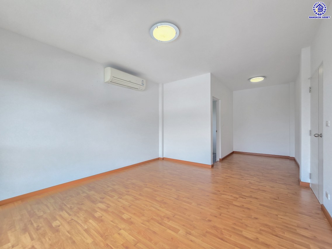 *****บ้านมือสองนนทบุรี โครงการ คาซ่าพรีเมี่ยม ราชพฤกษ์-พระราม5 บ้านเดี่ยวหลังมุม 3 ชั้น แบรนด์ Q.House เนื้อที่ 59.8 ตร.ว.พื้นที่ใช้สอย 246 ตร.ม. ดีไซน์ตอบทุกไลฟ์สไตล์ ฟังก์ชัน 3 ห้องนอนใหญ่ 3 ห้องน้ำ จอดรถได้ 2 คัน บนทำเลติดถนน เชื่อมต่อทุกเส้นทาง ใกล้ตลาดเจ้าพระยา, เดอะวอล์ค, ร.ร.เตรียมอุดมศึกษาฯ เซ็นทรัลเวสต์เกต และรถไฟฟ้า "สถานีบางพลู"