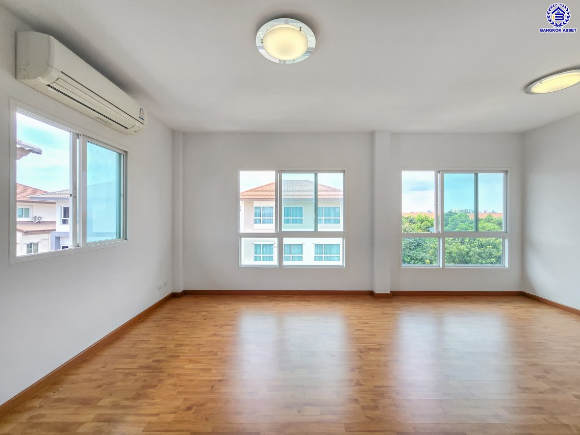 *****บ้านมือสองนนทบุรี โครงการ คาซ่าพรีเมี่ยม ราชพฤกษ์-พระราม5 บ้านเดี่ยวหลังมุม 3 ชั้น แบรนด์ Q.House เนื้อที่ 59.8 ตร.ว.พื้นที่ใช้สอย 246 ตร.ม. ดีไซน์ตอบทุกไลฟ์สไตล์ ฟังก์ชัน 3 ห้องนอนใหญ่ 3 ห้องน้ำ จอดรถได้ 2 คัน บนทำเลติดถนน เชื่อมต่อทุกเส้นทาง ใกล้ตลาดเจ้าพระยา, เดอะวอล์ค, ร.ร.เตรียมอุดมศึกษาฯ เซ็นทรัลเวสต์เกต และรถไฟฟ้า "สถานีบางพลู"