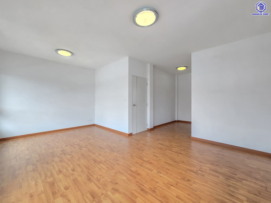 *****บ้านมือสองนนทบุรี โครงการ คาซ่าพรีเมี่ยม ราชพฤกษ์-พระราม5 บ้านเดี่ยวหลังมุม 3 ชั้น แบรนด์ Q.House เนื้อที่ 59.8 ตร.ว.พื้นที่ใช้สอย 246 ตร.ม. ดีไซน์ตอบทุกไลฟ์สไตล์ ฟังก์ชัน 3 ห้องนอนใหญ่ 3 ห้องน้ำ จอดรถได้ 2 คัน บนทำเลติดถนน เชื่อมต่อทุกเส้นทาง ใกล้ตลาดเจ้าพระยา, เดอะวอล์ค, ร.ร.เตรียมอุดมศึกษาฯ เซ็นทรัลเวสต์เกต และรถไฟฟ้า "สถานีบางพลู"