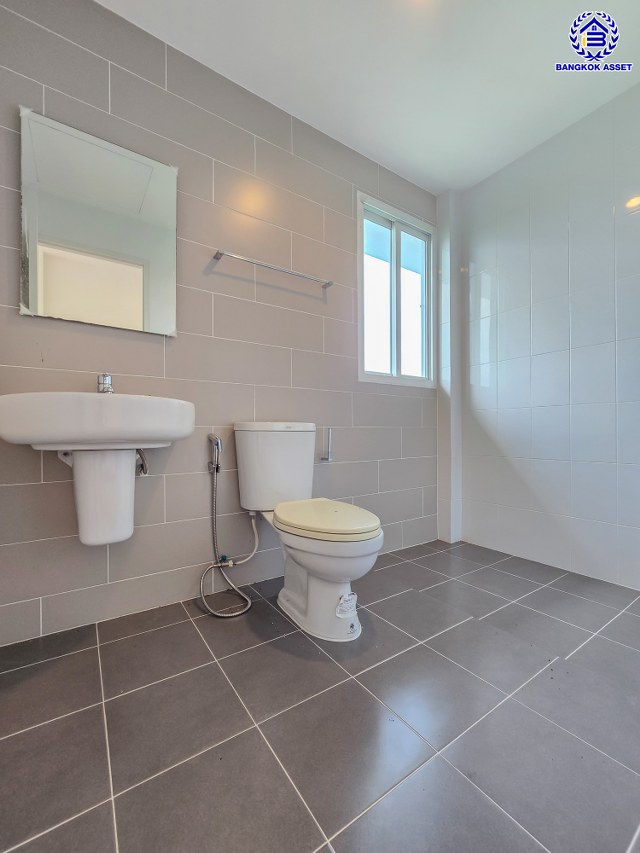 *****บ้านมือสองนนทบุรี โครงการ คาซ่าพรีเมี่ยม ราชพฤกษ์-พระราม5 บ้านเดี่ยวหลังมุม 3 ชั้น แบรนด์ Q.House เนื้อที่ 59.8 ตร.ว.พื้นที่ใช้สอย 246 ตร.ม. ดีไซน์ตอบทุกไลฟ์สไตล์ ฟังก์ชัน 3 ห้องนอนใหญ่ 3 ห้องน้ำ จอดรถได้ 2 คัน บนทำเลติดถนน เชื่อมต่อทุกเส้นทาง ใกล้ตลาดเจ้าพระยา, เดอะวอล์ค, ร.ร.เตรียมอุดมศึกษาฯ เซ็นทรัลเวสต์เกต และรถไฟฟ้า "สถานีบางพลู"