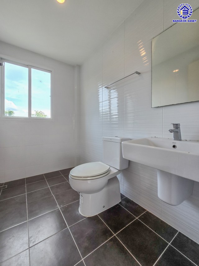 *****บ้านมือสองนนทบุรี โครงการ คาซ่าพรีเมี่ยม ราชพฤกษ์-พระราม5 บ้านเดี่ยวหลังมุม 3 ชั้น แบรนด์ Q.House เนื้อที่ 59.8 ตร.ว.พื้นที่ใช้สอย 246 ตร.ม. ดีไซน์ตอบทุกไลฟ์สไตล์ ฟังก์ชัน 3 ห้องนอนใหญ่ 3 ห้องน้ำ จอดรถได้ 2 คัน บนทำเลติดถนน เชื่อมต่อทุกเส้นทาง ใกล้ตลาดเจ้าพระยา, เดอะวอล์ค, ร.ร.เตรียมอุดมศึกษาฯ เซ็นทรัลเวสต์เกต และรถไฟฟ้า "สถานีบางพลู"