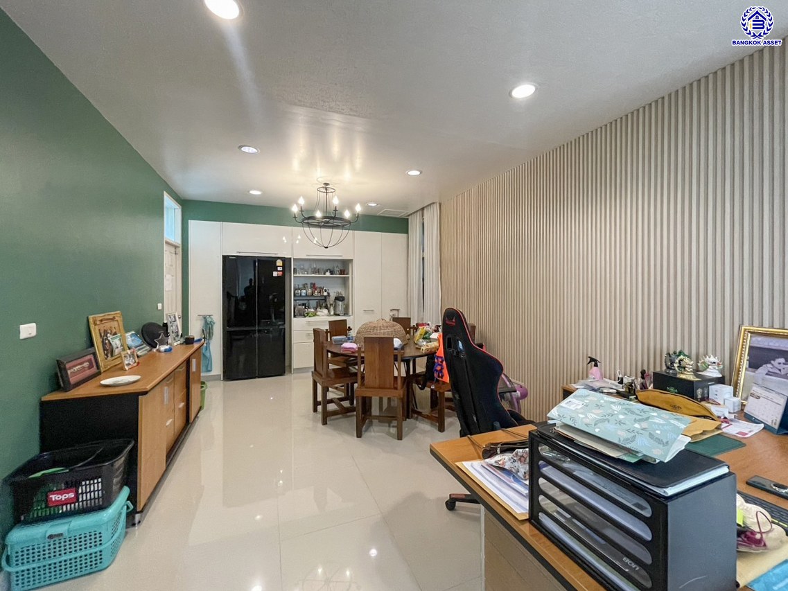 *****บ้านเดี่ยวมือสองกรุงเทพฯ โครงการ รสา สแปนิส คอร์ทยาร์ด ประเสริฐมนูกิจ29 หลังมุม เนื้อที่ 75.10 ตร.ว. พื้นที่ใช้สอย 252 ตร.ม. ฟังก์ชัน 4 ห้องนอน 5 ห้องน้ำ 2 ที่จอดรถ พร้อมเข้าอยู่ บนสุดยอดทำเล! เชื่อมต่อถนนรามอินทรา ถนนประดิษฐ์มนูธรรม ถนนพหลโยธิน ถนนเกษตร-นวมินทร์ ใกล้จุดขึ้นทางด่วน "รามอินทรา-อาจณรงค์" และใกล้ห้างแฟชั่นไอซ์แลนด์