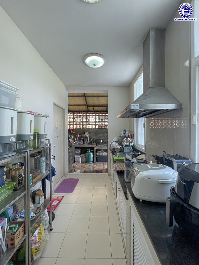 *****บ้านเดี่ยวมือสองกรุงเทพฯ โครงการ รสา สแปนิส คอร์ทยาร์ด ประเสริฐมนูกิจ29 หลังมุม เนื้อที่ 75.10 ตร.ว. พื้นที่ใช้สอย 252 ตร.ม. ฟังก์ชัน 4 ห้องนอน 5 ห้องน้ำ 2 ที่จอดรถ พร้อมเข้าอยู่ บนสุดยอดทำเล! เชื่อมต่อถนนรามอินทรา ถนนประดิษฐ์มนูธรรม ถนนพหลโยธิน ถนนเกษตร-นวมินทร์ ใกล้จุดขึ้นทางด่วน "รามอินทรา-อาจณรงค์" และใกล้ห้างแฟชั่นไอซ์แลนด์