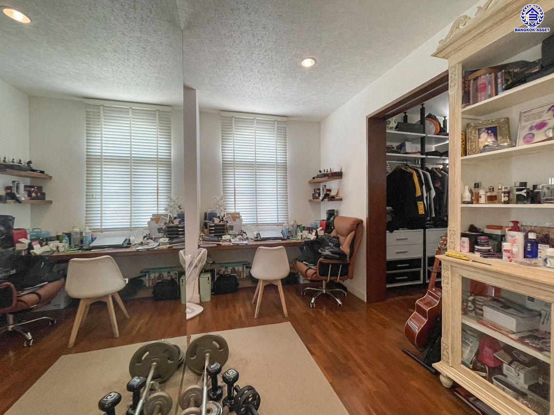 *****บ้านเดี่ยวมือสองกรุงเทพฯ โครงการ รสา สแปนิส คอร์ทยาร์ด ประเสริฐมนูกิจ29 หลังมุม เนื้อที่ 75.10 ตร.ว. พื้นที่ใช้สอย 252 ตร.ม. ฟังก์ชัน 4 ห้องนอน 5 ห้องน้ำ 2 ที่จอดรถ พร้อมเข้าอยู่ บนสุดยอดทำเล! เชื่อมต่อถนนรามอินทรา ถนนประดิษฐ์มนูธรรม ถนนพหลโยธิน ถนนเกษตร-นวมินทร์ ใกล้จุดขึ้นทางด่วน "รามอินทรา-อาจณรงค์" และใกล้ห้างแฟชั่นไอซ์แลนด์